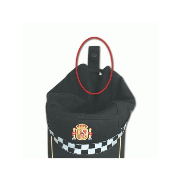 Porta gorra de nylon en color negro.