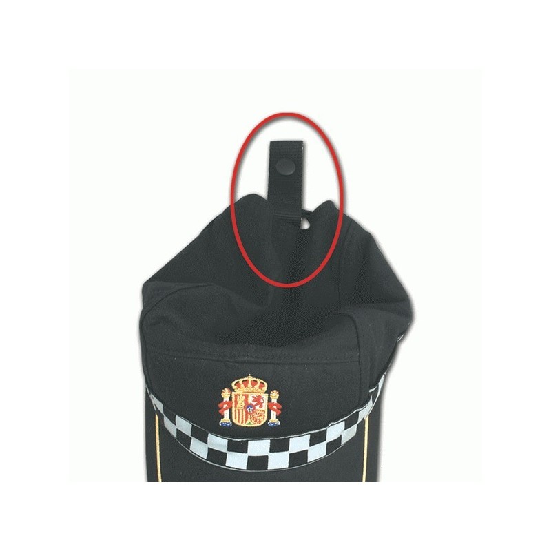 Porta gorra de nylon en color negro.