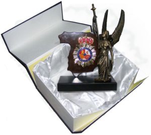 METOPA SILUETA ESPAÑA CON EMBLEMA CUERPO NACIONAL DE POLICÍA Y FIGURA ÁNGEL CUSTODIO