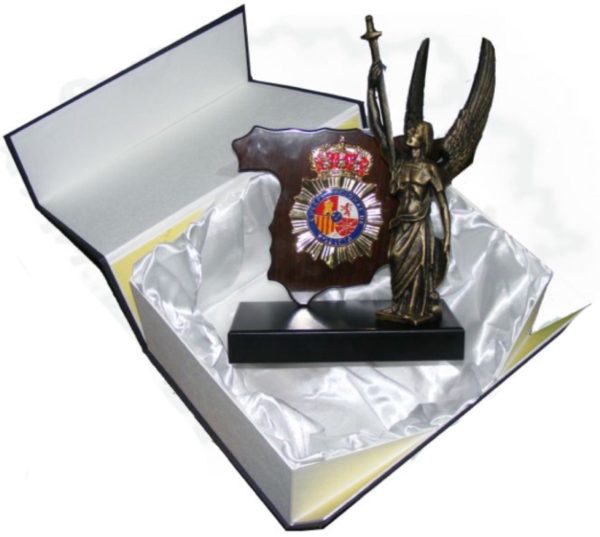 METOPA SILUETA ESPAÑA CON EMBLEMA CUERPO NACIONAL DE POLICÍA Y FIGURA ÁNGEL CUSTODIO